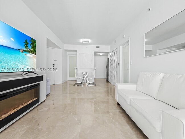 Foto del edificio - 6365 Collins Ave