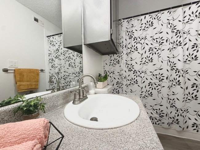 Building Photo - 3740 Little Rd