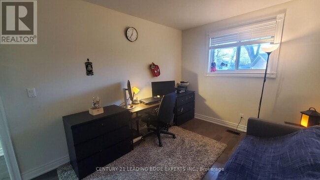 Photo du bâtiment - 100 Clements Rd E