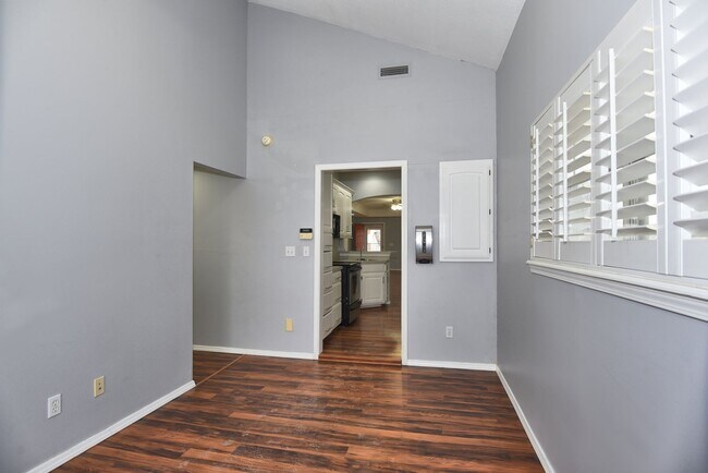 Building Photo - Prime Location: 4-Bedroom Home Close to Do...