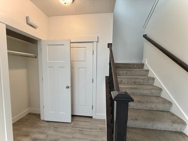Foto del edificio - Beautiful SLC Town Home Available Now