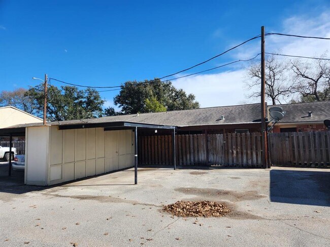 Foto del edificio - 1300 Eagle Lake Rd