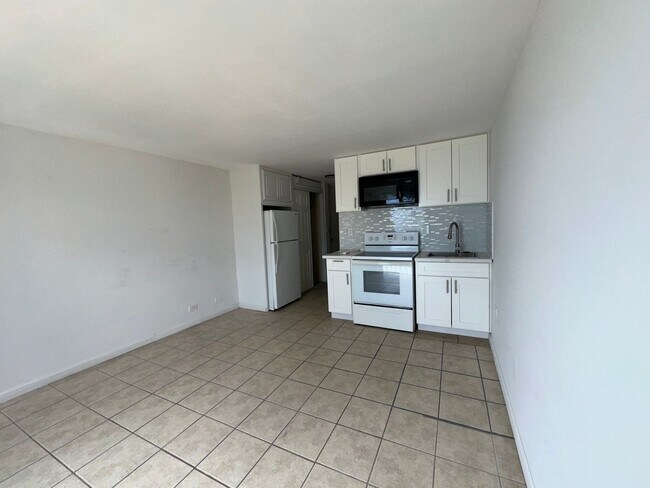 Foto del edificio - Makaha Surfside One Bedroom A building $16...