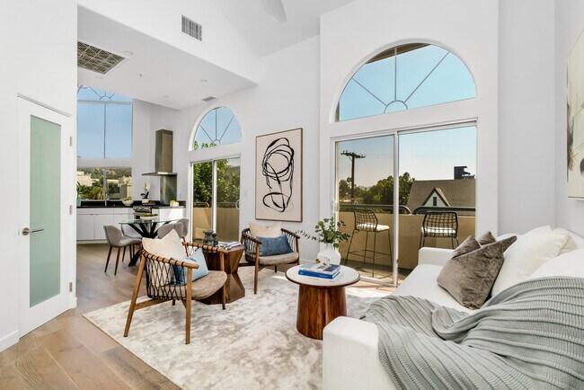 Foto del edificio - 1351 N Curson Ave