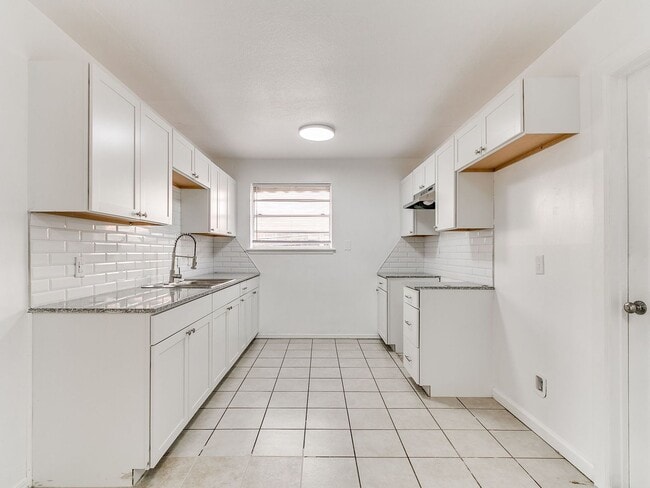 Building Photo - Updated Home + 3 bedrooms + Del City