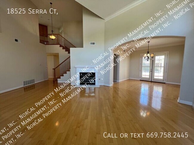 Foto del edificio - 18525 Serra Ct