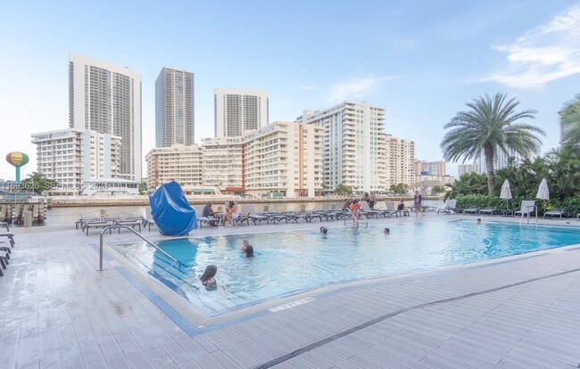 Foto del edificio - 2600 E Hallandale Beach Blvd
