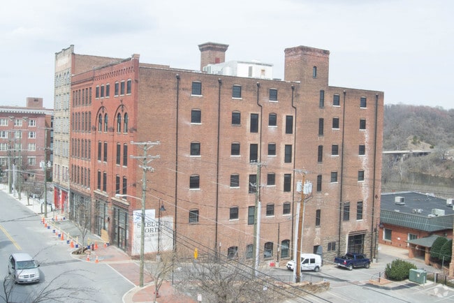 Building Photo - River Lofts West