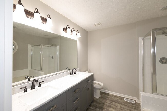 Foto del edificio - 3 bed 2.5 bath 2 story 2 car attached gara...