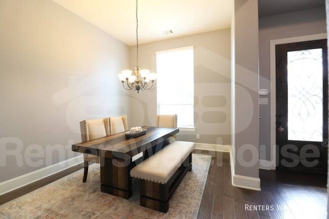Foto del edificio - Stunning 5 bedroom 4 baths in ideal locati...