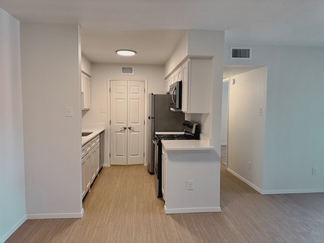 Kitchen - Centreport Landing Apartments