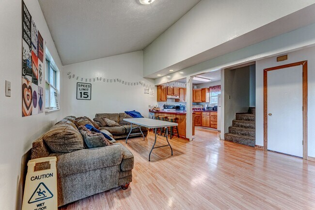 Foto del edificio - 220-222-222 Eastland Ave