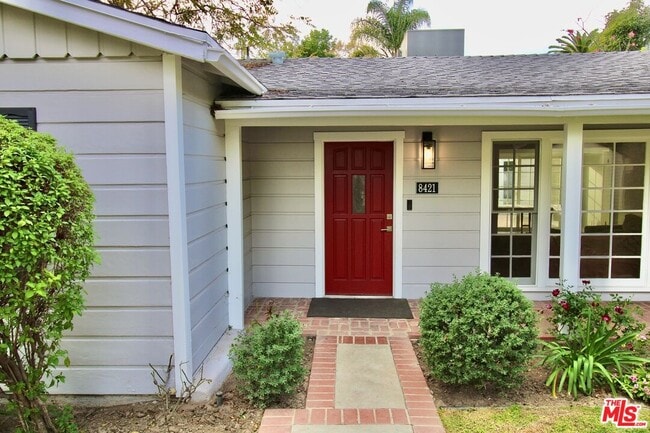 Foto del edificio - 8421 Darby Ave