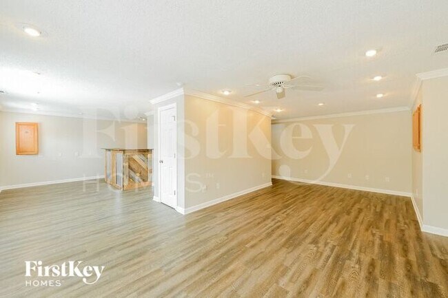 Building Photo - 330 Creekview Drive