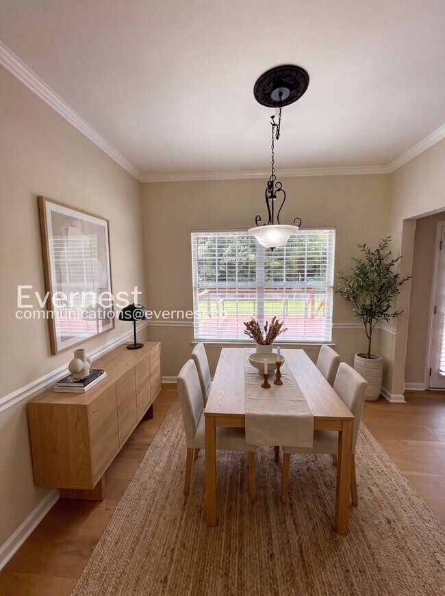 Building Photo - 3 Bed/2 Bath Home with Garage & Fenced Yard / Available Now!