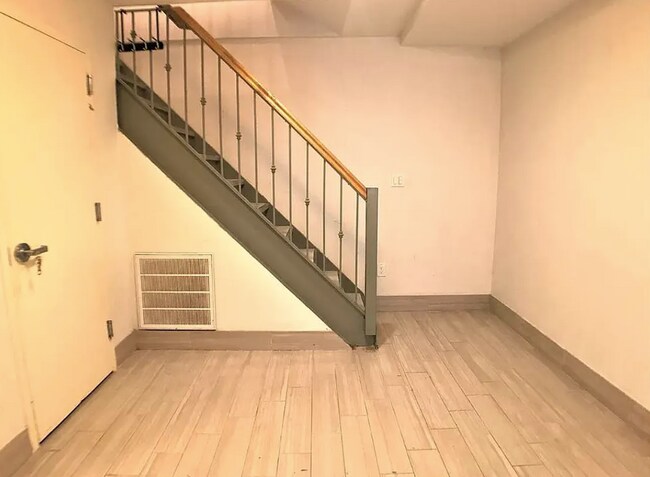 Building Photo - 105 Troutman St