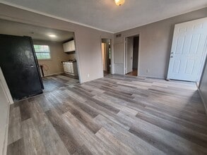 Building Photo - 3136 S Clifton Ave