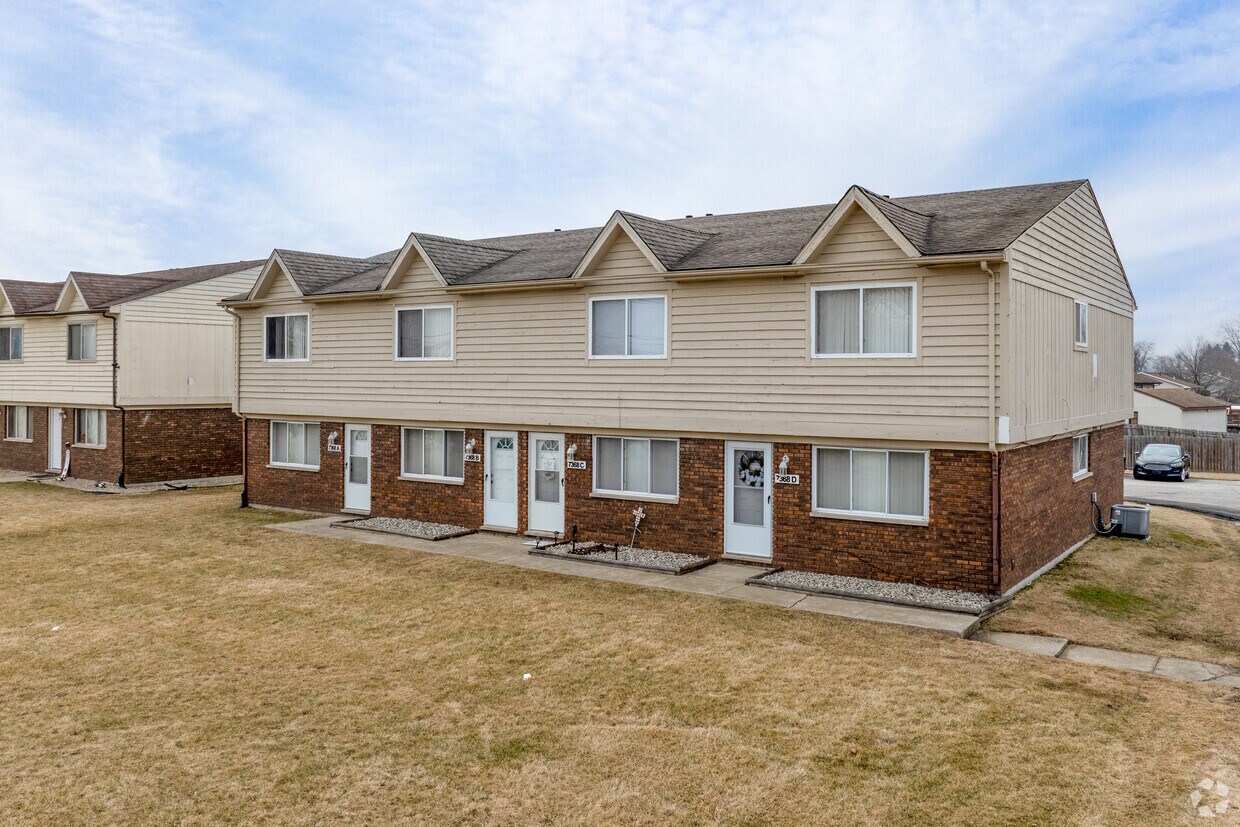 7368 Whitcomb St - Merrillville 4 Plexes