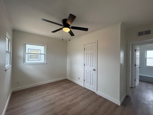 Building Photo - Newly updated 2 bedroom 1 bath home in Rock Island with Garage!