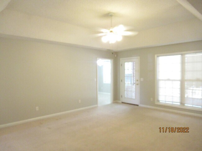 Building Photo - 3840 Oleander Dr