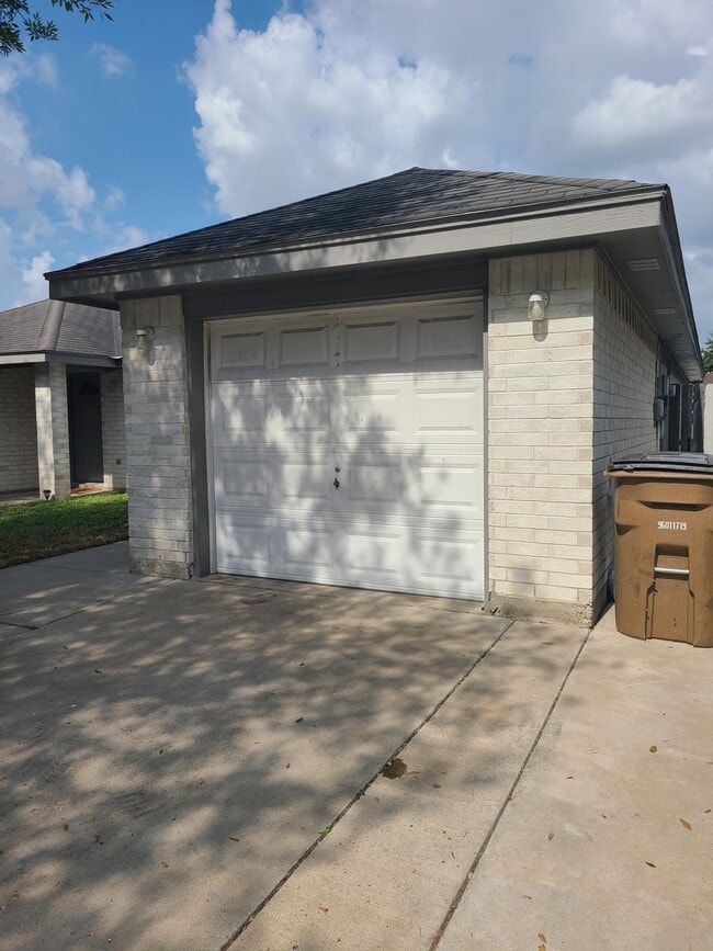 Building Photo - 1014 N Cross Ln