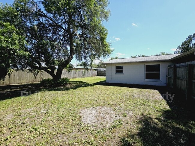 Building Photo - 1402 N Bracewell Dr