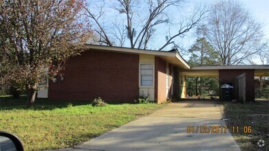 Building Photo - 1904 Meadow Dr