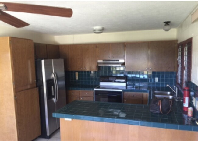 Foto del edificio - 3 bed 2 bath Kekaha duplex.