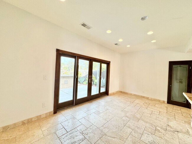 Building Photo - Beautiful 3Bd/2Ba Home Located With Canyon...