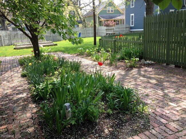 Building Photo - 1 br, 1 bath Duplex - Urban Vintage Charme...