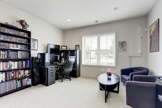 Building Photo - 3 Bed 4.5 Bath - Silver Spring Townhouse i...