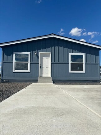 Building Photo - 2681 E Edison Ave