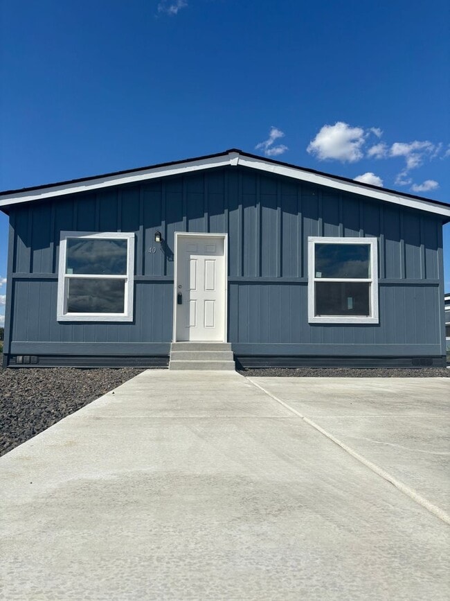 Building Photo - 2681 E Edison Ave