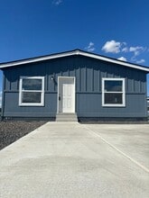 Building Photo - 2681 E Edison Ave