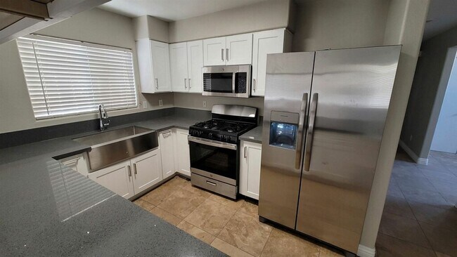 Building Photo - 4 br, 3 bath House - 3951 Captain Jon Ave
