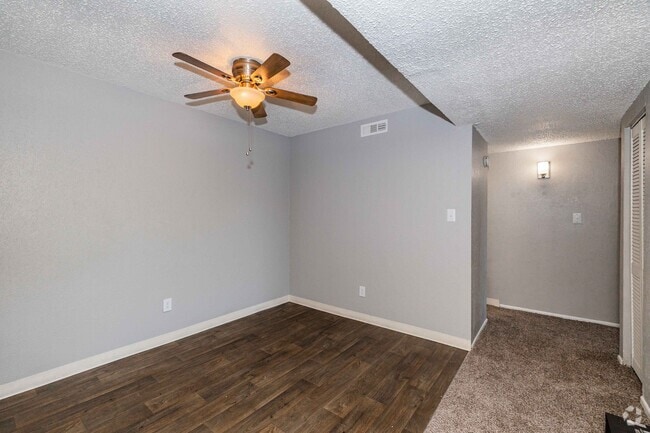 2BR, 1.5BA - 900SF - Dining Room - Kingston Cove