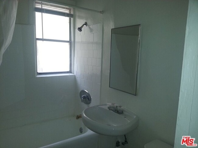 Foto del edificio - 425 S Grand View St