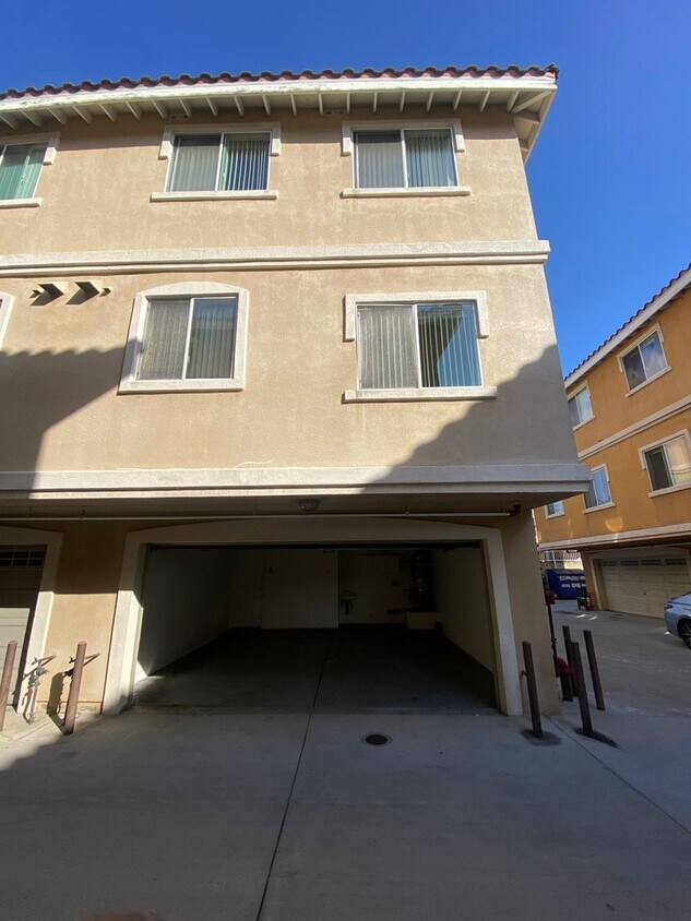 Spacious 4 Bed, 3 Bath Townhouse in Torrance $3,850 - Spacious 4 Bed, 3 Bath Townhouse in Torran...