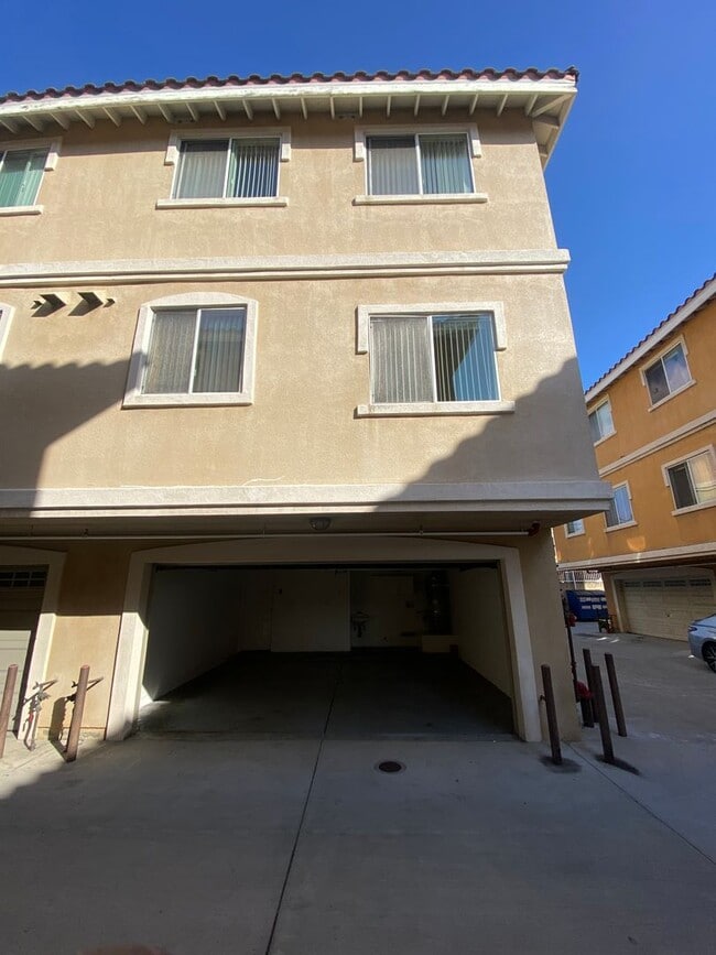 Spacious 4 Bed, 3 Bath Townhouse in Torrance $3,850 - Spacious 4 Bed, 3 Bath Townhouse in Torrance $3,850