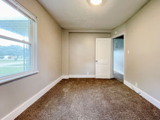 Building Photo - Walking Distance to Cooley Park-2 Bed House