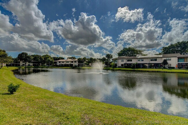 Foto del edificio - 7911 Eastlake Dr