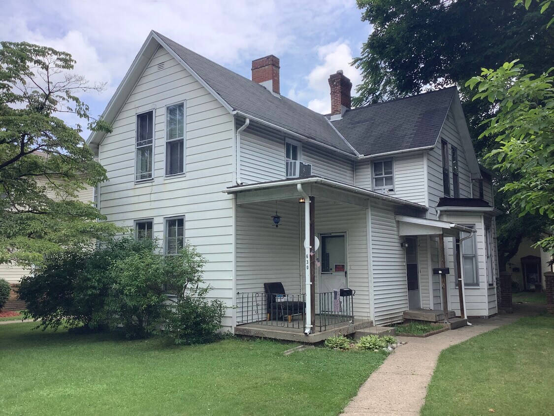 630 N Columbus St Unit Upstairs, Lancaster, OH 43130 Apartments in