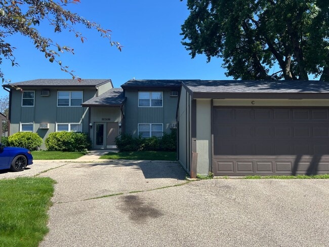 Building Photo - Fully Renovated 2-bed, 1-bath Apartment with a Garage Stall!