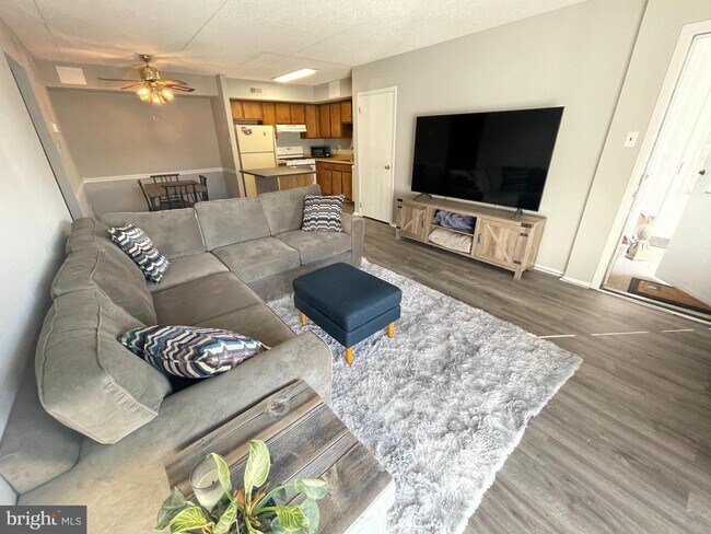 Building Photo - 6912 Hilltop Dr