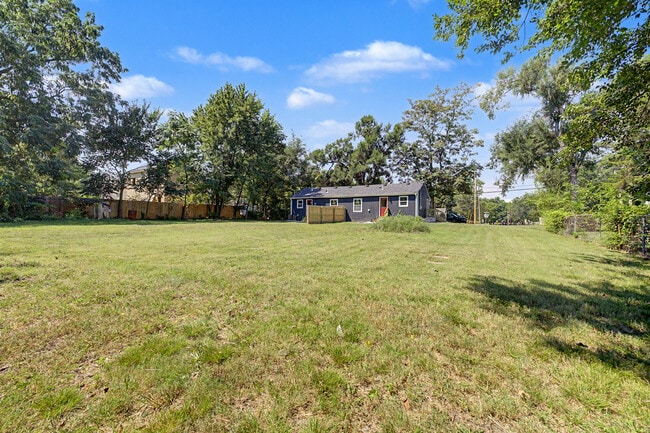 Building Photo - 834 N Walker Ln