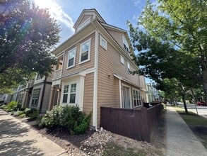 Building Photo - 2033 Philomena St