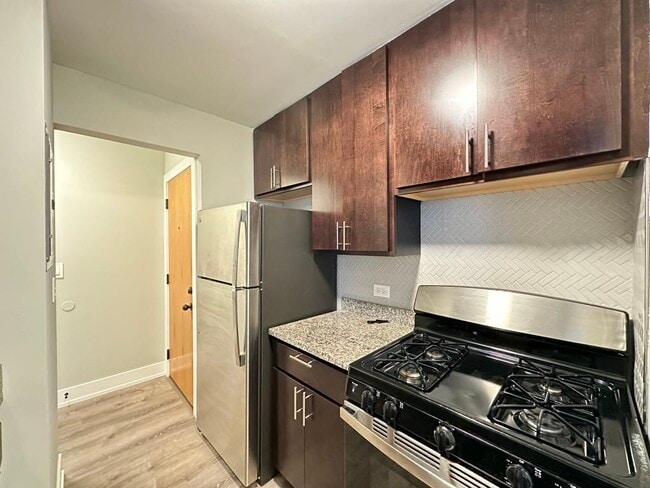 Building Photo - 535 W Surf St
