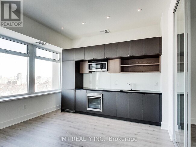 Photo du bâtiment - 111 St Clair Ave W