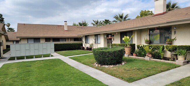Hermoso paisajismo y buzones en Las Casitas Apartments en Riverside, California. - Las Casitas Apartments