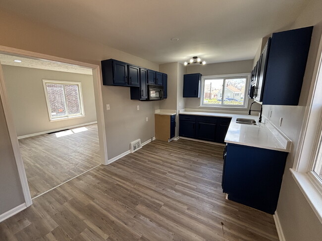Building Photo - Spacious home in Gary!